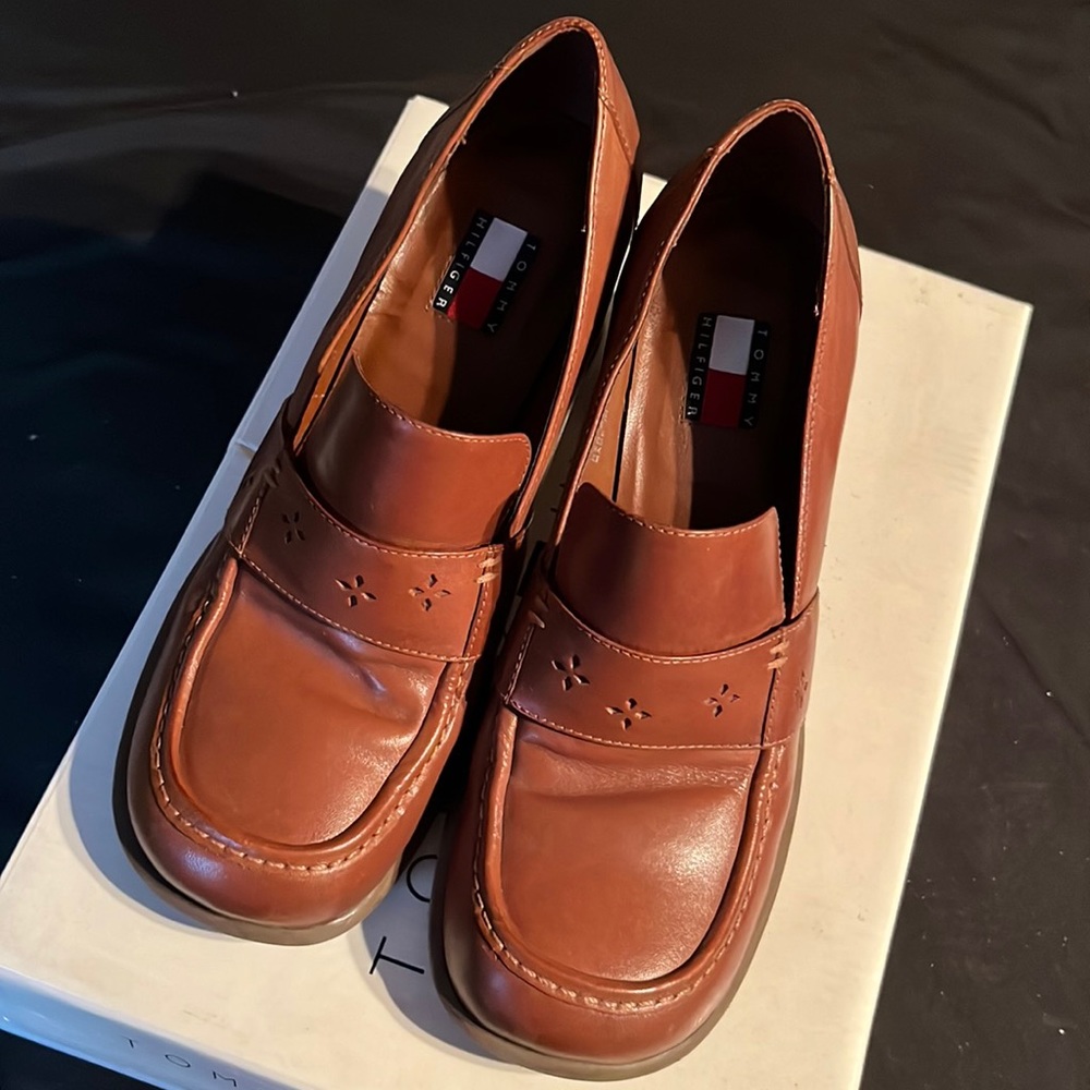 TOMMY HILFIGER WEDGE DRESS SHOES